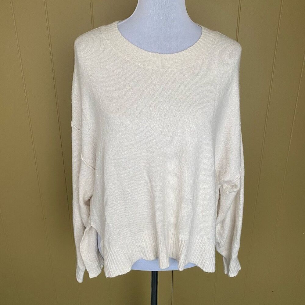 American Eagle women S scoopneck Longsleeve white sweater w/side slits